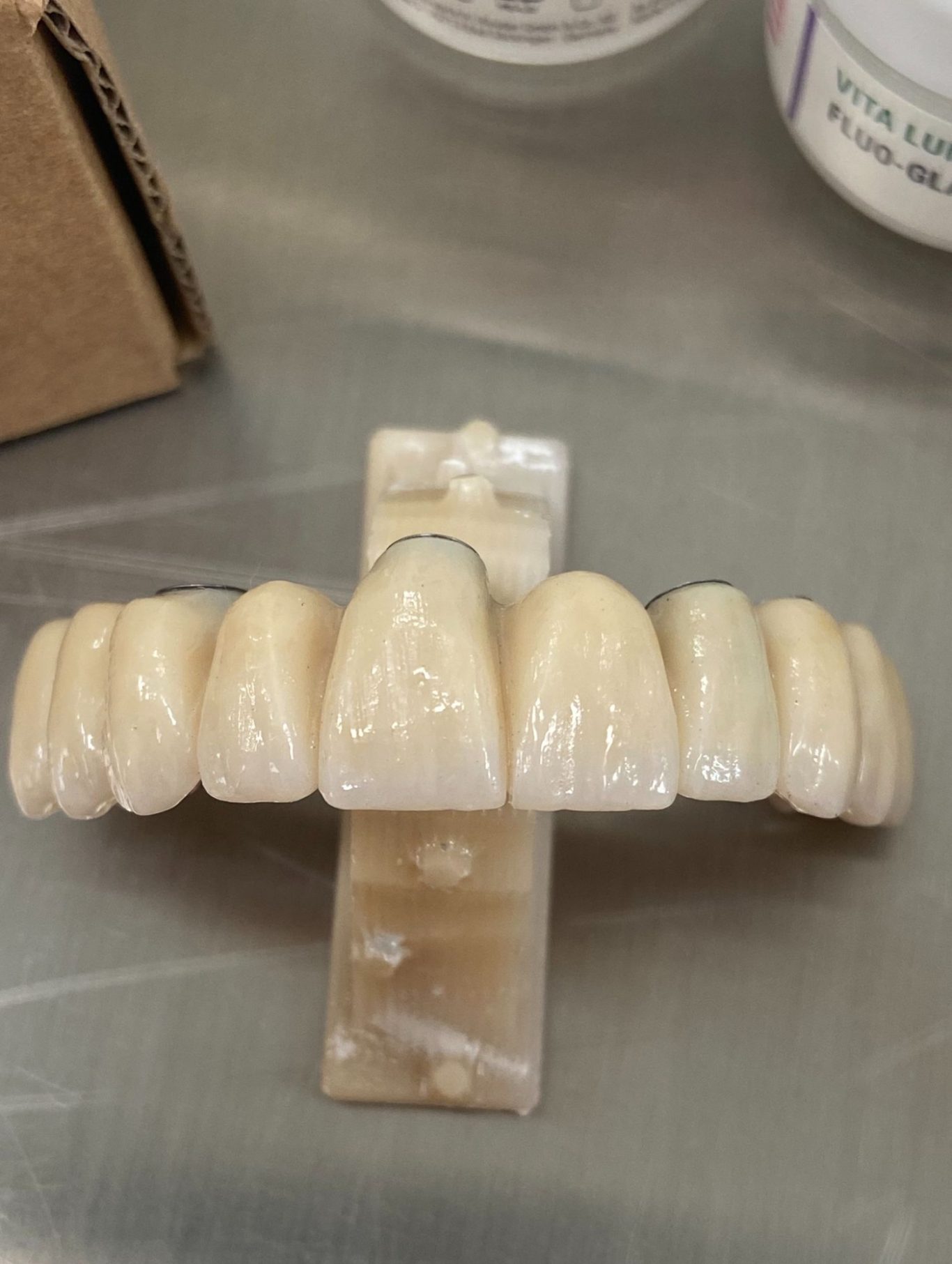 Zirconio monolítico 15-25 maquillado y glaseado con VITA LUMEX UNIQUE (vista vestibular)