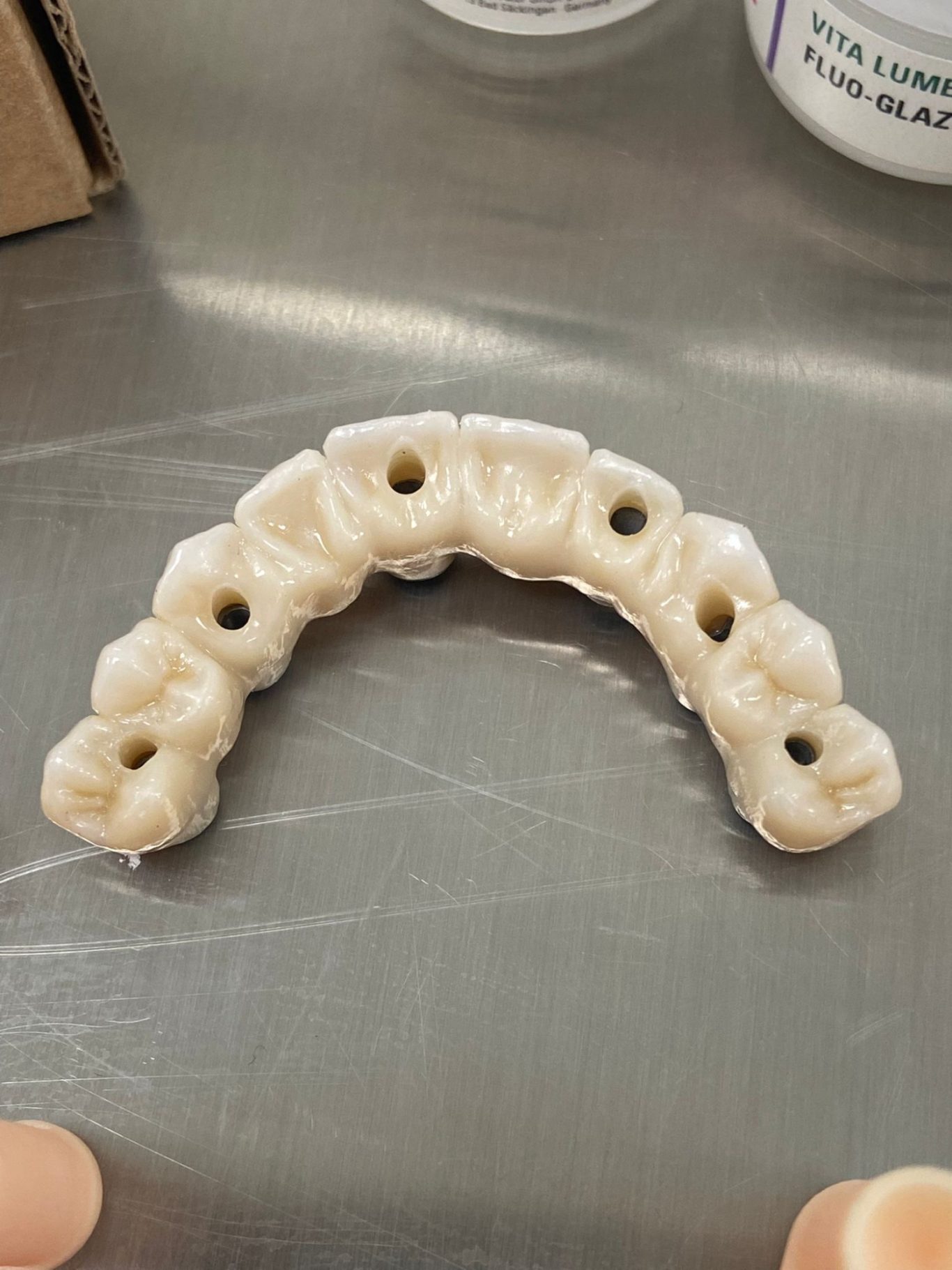 Zirconio monolítico 15-25 maquillado y glaseado con VITA LUMEX UNIQUE (vista oclusal)